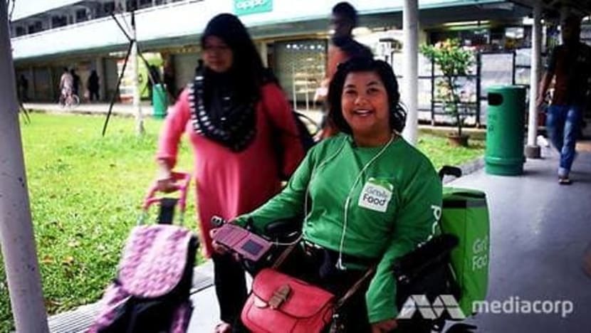 Kerusi roda baru, bantuan mencurah-curah bagi penghantar GrabFood Roszana Ali jelang Lebaran Kerusi roda baru, bantuan mencurah-curah bagi penghantar GrabFood Roszana Ali jelang Lebaran