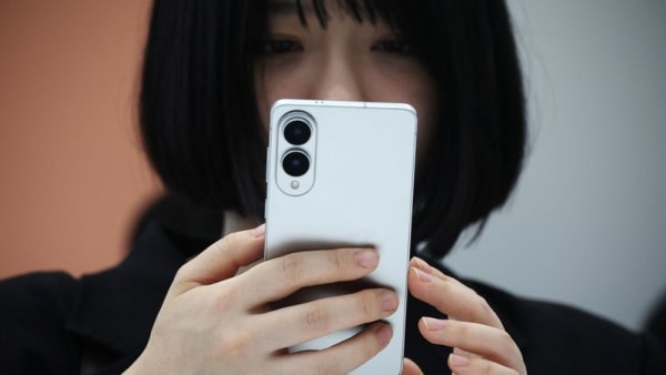Trump expands Apple tariff threat to all smartphones - Channel News Asia (Picture 2)