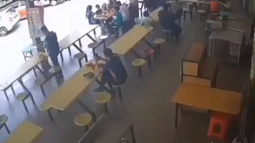 Sebuah kenderaan berundur secara tiba-tiba ke Medan Selera Melaka 