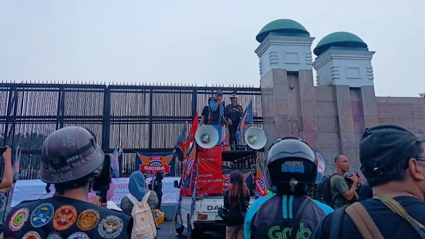 Puluhan pekerja 'ojek' adakan tunjuk perasaan di depan bangunan Parlimen Indonesia