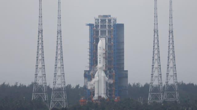 中国飞行探测器嫦娥六号 完成在月球背面采集样本任务