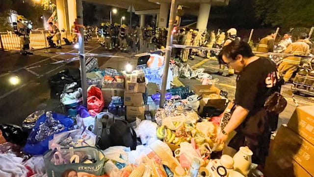 消防员在路边休息 市民送物资慰劳