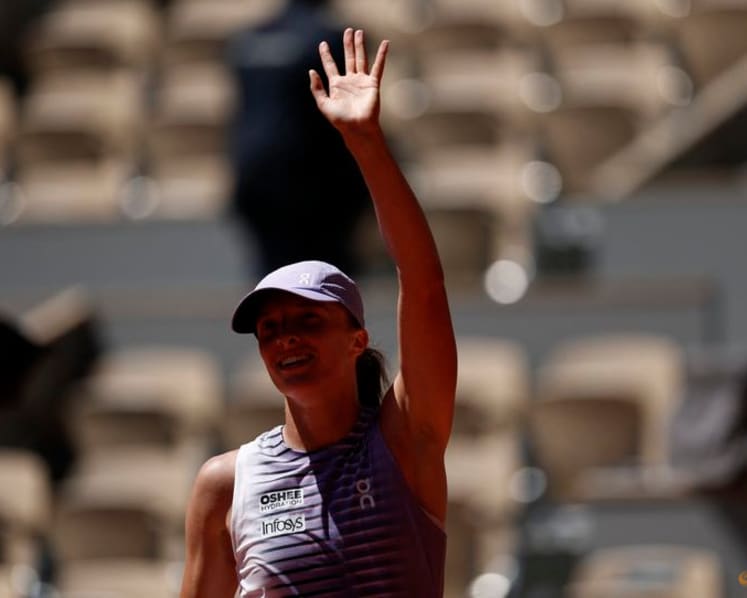 Erratic Swiatek reaches French Open round three