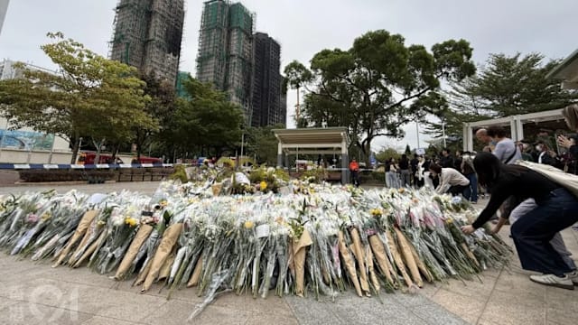 宏福苑火灾死伤惨重民众列队献花 老妇失去三友频拭泪