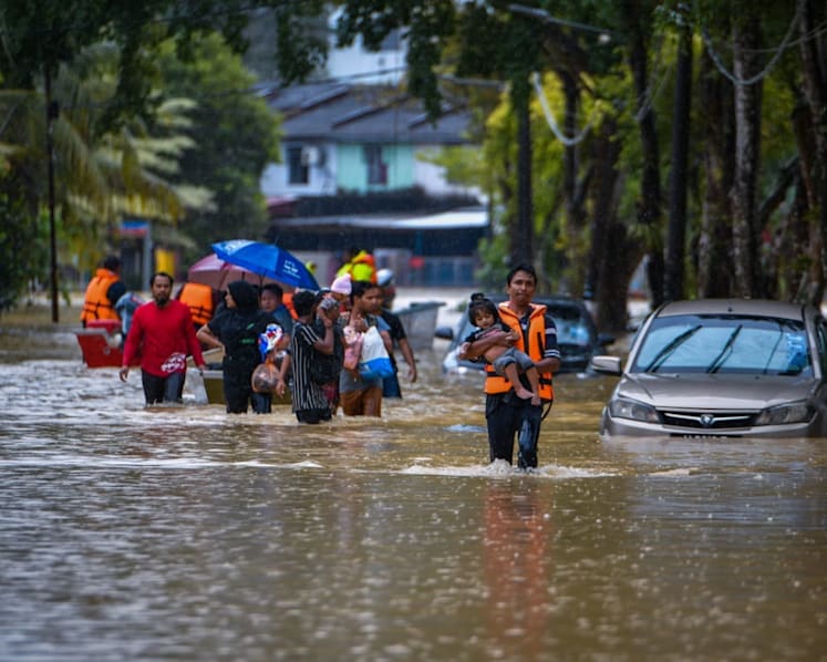 Malaysia floods: More than 27,000 evacuated as rain expected to continue