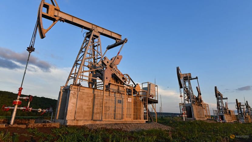 Oil heads for weekly decline as US, Iran extend talks