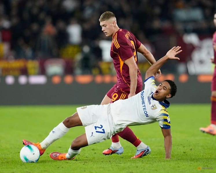 Roma beat Parma 2-1 to keep pace with leaders Napoli