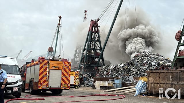 香港油麻地避风塘趸船起火 现场浓烟滚滚