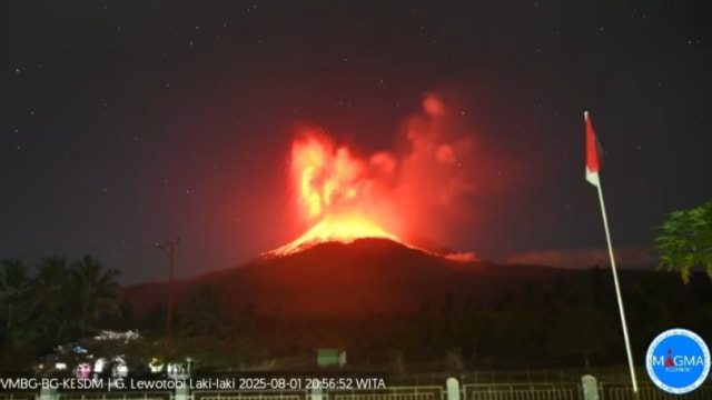 印尼勒沃托比火山再度喷发 火山灰柱高达10公里