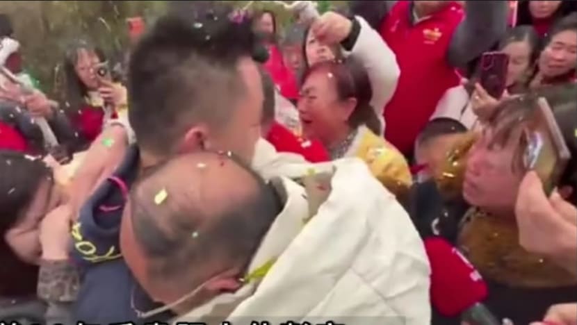 30 ஆண்டுகளுக்குப் பிறகு குடும்பத்துடன் ஒன்றுசேர்ந்த டாக்சி  ஓட்டுநர்