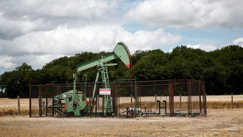 Oil rises 1% as Trump plans tariff on countries that buy Venezuelan oil, gas