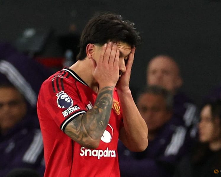 United's Carrick shrugs off Martinez, Maguire bans before Chelsea clash