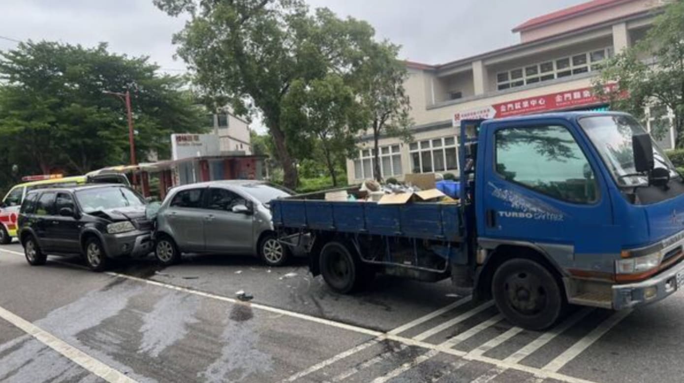 开车开到睡着 台湾男酿三辆连环车祸