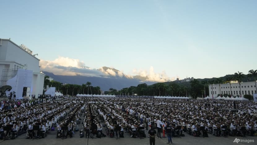 Venezuelan musicians set world's largest orchestra record