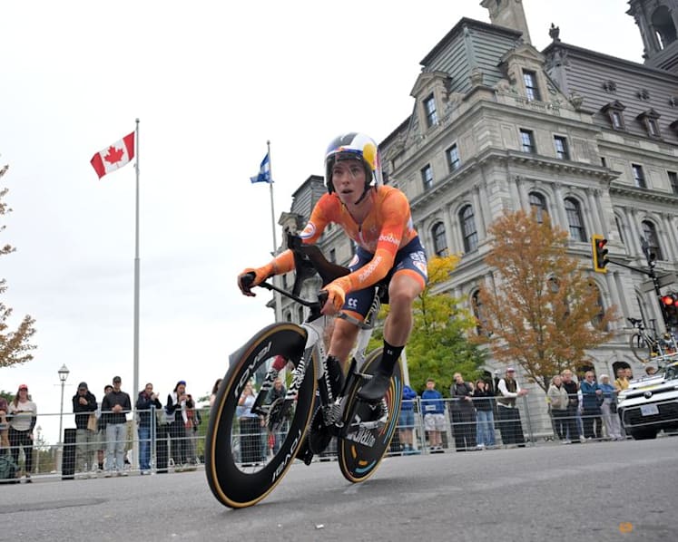 Vollering edges rival Niewiadoma-Phinney for road race world title