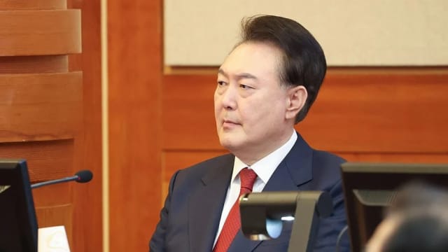 韩国首个出庭面对刑事控状在任总统 尹锡悦刑事案审判程序正式启动 