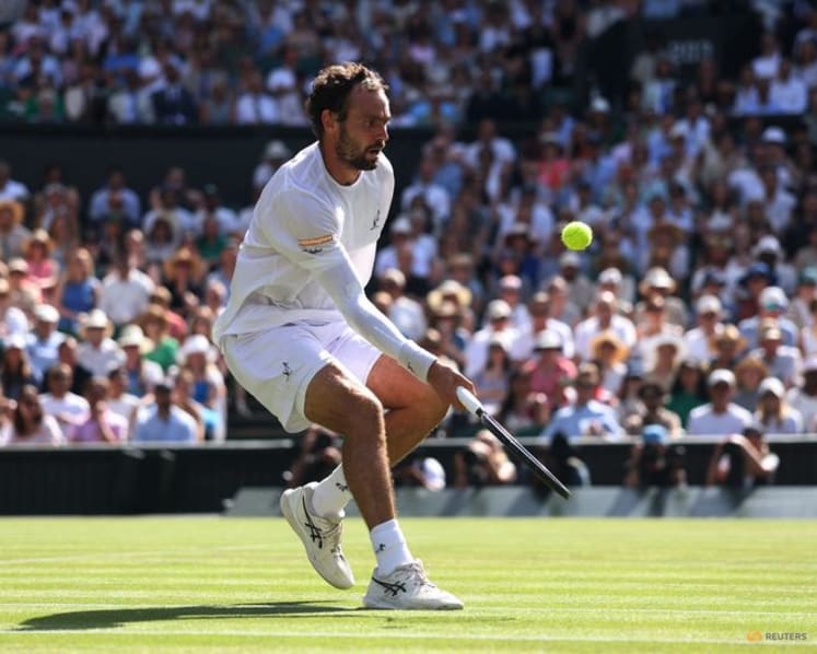 Djokovic moves past another Federer milestone to make Wimbledon quarter-finals