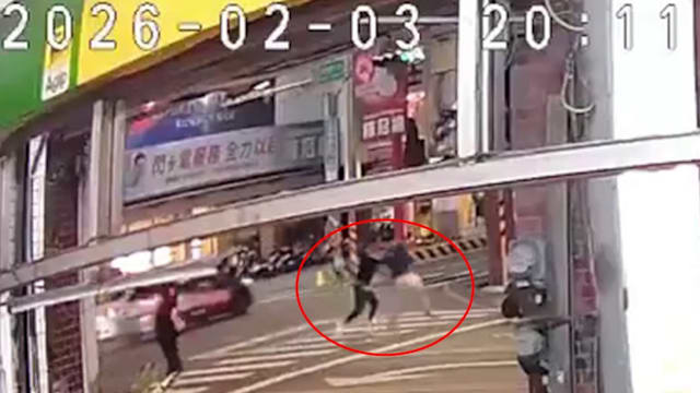 台南惊传男子街上随机砍人 一人被刺伤大量出血