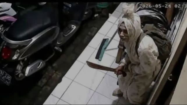 Viral pocong bersenjata golok ‘bergentayangan’ di Bandung Barat, warga resah