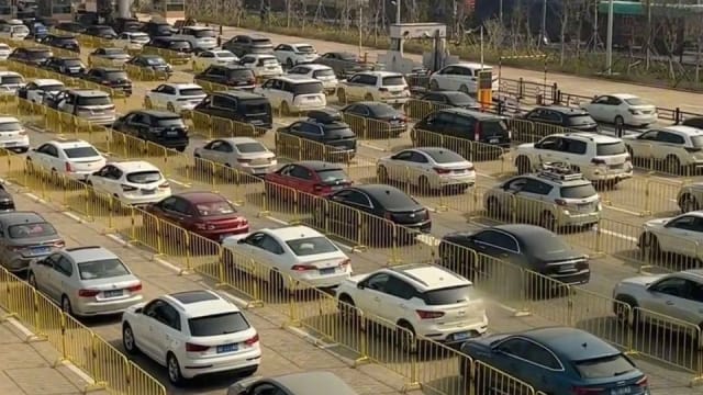 海南岛排14小时才能上船 有车主宁弃车“人走车留”
