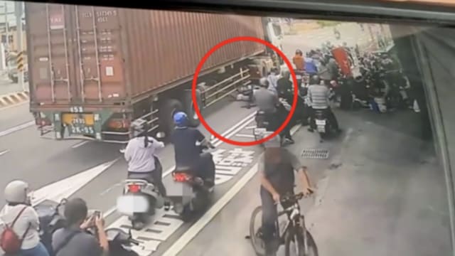 台湾男骑士遭货柜卡车碾头惨死 约20人目睹惊悚瞬间