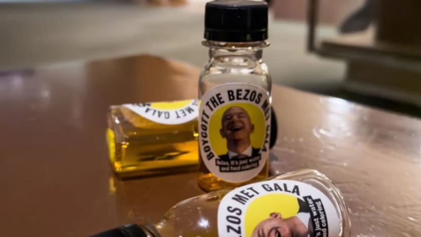 Met Gala 2026 tuai protes imbas peran Jeff Bezos, dikirimi 300 botol urine