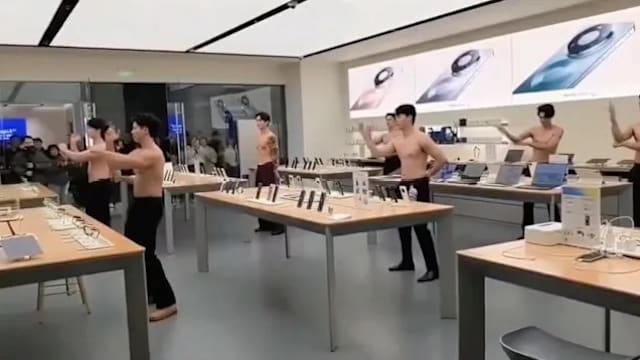 半裸男模科技门店热舞引热议 商家称为健身表演
