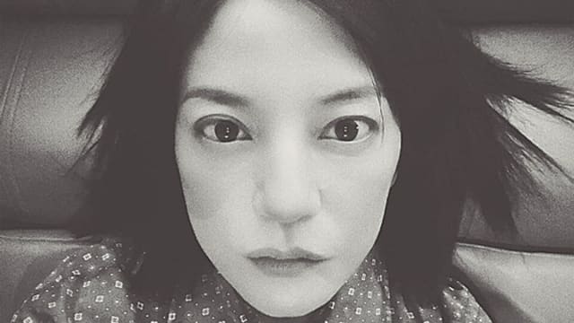 这个“520”有点感伤？赵薇晒黑白自拍照