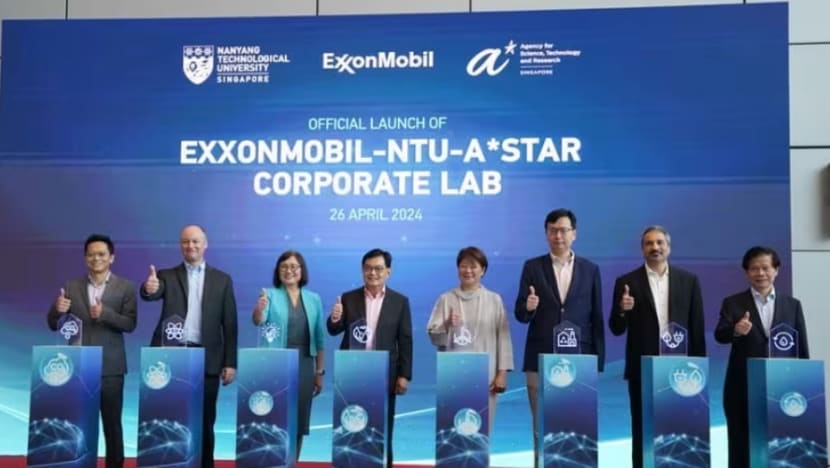 Aktivis penuntut bantah peranan ExxonMobil dalam makmal penyelidikan rendah karbon di NTU Aktivis penuntut bantah peranan ExxonMobil dalam makmal penyelidikan rendah karbon di NTU
