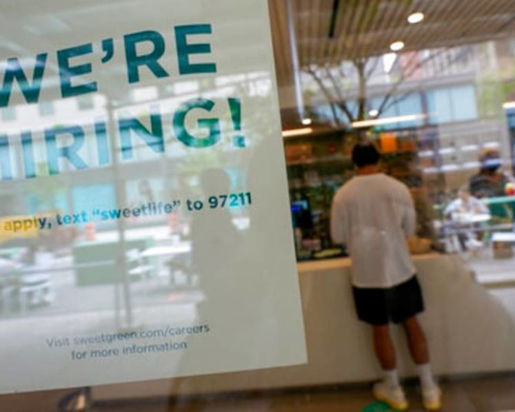 US unemployment claims fall to a pandemic low of 498,000 