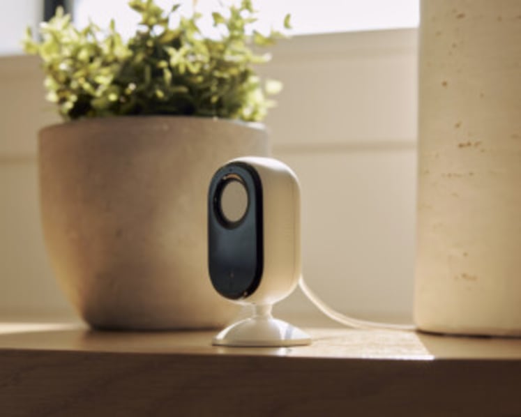 AI-Powered Pet-Friendly Smart Security: Arlo Essential Indoor 2K Security Camera Offers Peace of Mind 