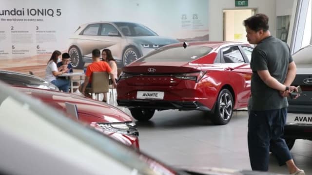 大型车拥车证成交价跌破10万元 潜在车主涌入车行看车
