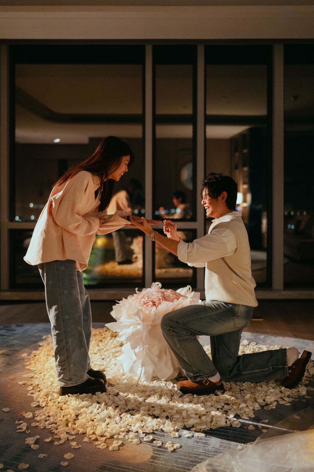 从主动出击到修成正果,恭喜张颖双订婚了! - vibes by 8world