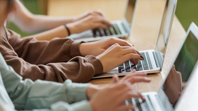 费绍尔吁青少年保持警惕 提防网络极端内容威胁