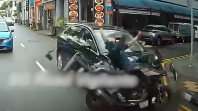 换车道被后面轿车撞飞 摩托车骑士翻滚倒地后送院