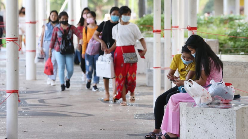 சிங்கப்பூரர்கள் இல்லப் பணிப்பெண்களை வேலையில் சேர்க்க என்ன காரணம்? 