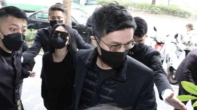 小S、许雅钧恸别送爸爸最后一程　许庆祥遗孀泛泪被搀扶