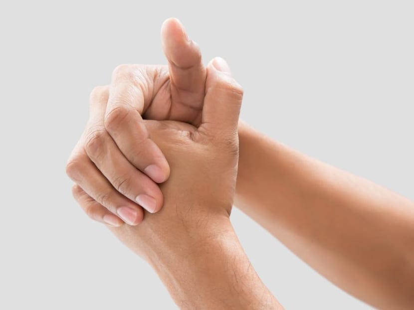 Knuckle cracking: It's annoying to others but can it also cause arthritis?