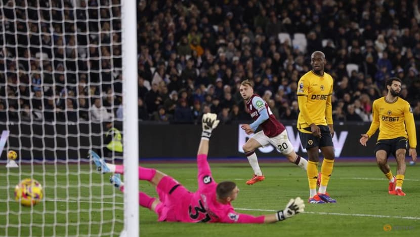 West Ham's Bowen punishes woeful Wolves defence in 2-1 home win