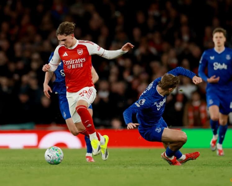 Arsenal stretch lead with win over Everton as City held by West Ham