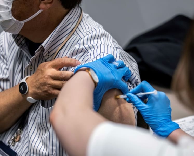 Commentary: Anticipating COVID-19 vaccine side effects makes it likely you’ll experience one