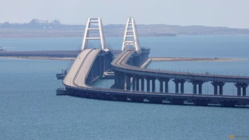 Ukraine serang jambatan Rusia ke Crimea, guna letupan bawah air