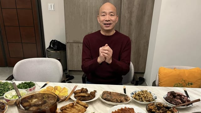 韩国瑜上年菜“龙携好运来” 瞬吸逾万韩粉按赞
