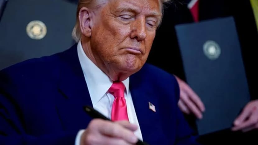 Perubahan haluan mengejutkan, Trump cabut beberapa tarif, menekan China lebih keras