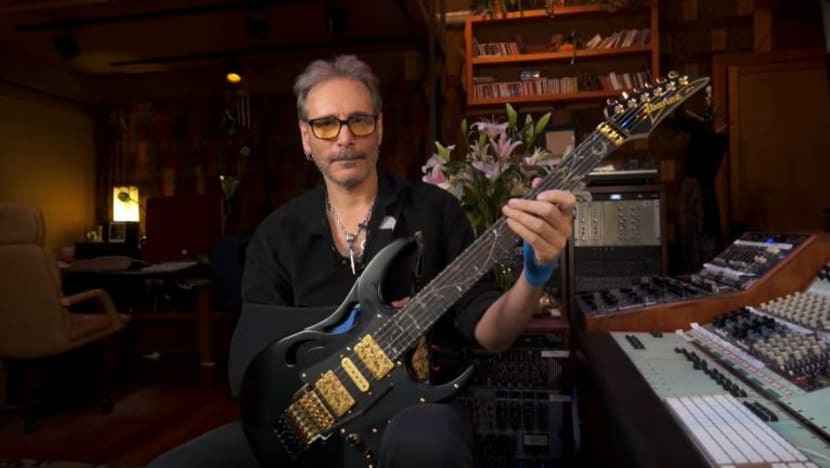 Dengan tangan masih berbalut, gitaris terkemuka Steve Vai lancarkan lagu baru Dengan tangan masih berbalut, gitaris terkemuka Steve Vai lancarkan lagu baru