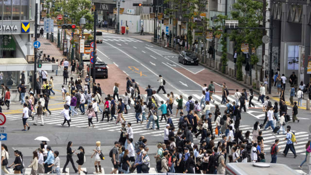 日本央行维持利率不变 大幅下调经济增长及核心通货膨胀率预测