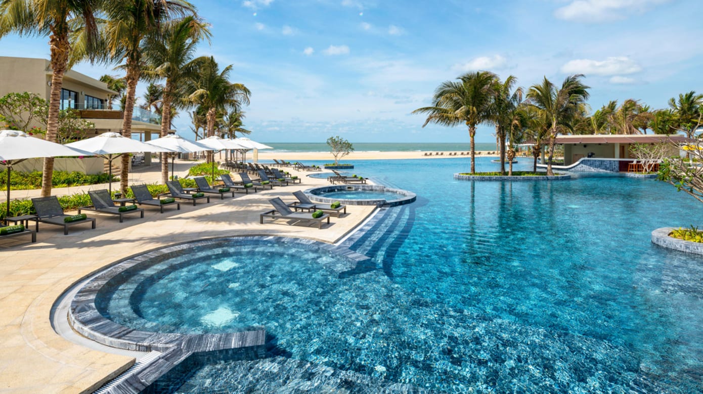 主泳池面积辽阔，通往沙滩（图：Meliá Ho Tram Beach Resort）