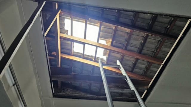 马国窃贼夜间潜屋 凿开天花板入内