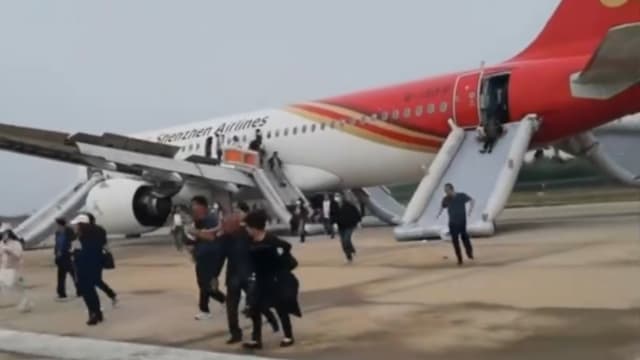 深圳航空机舱冒烟紧急返航 乘客用救生滑梯速逃