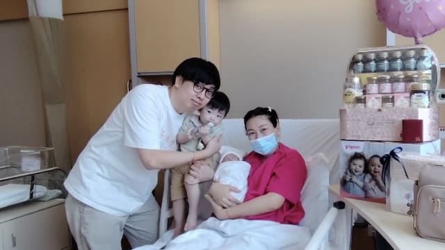 首个国庆宝宝近零点出生 父母取名“星怡”寓意深远